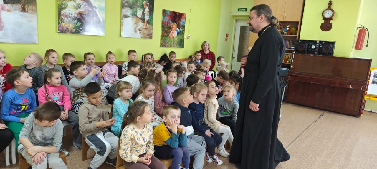 В детских садах проходят беседы о Пасхе.