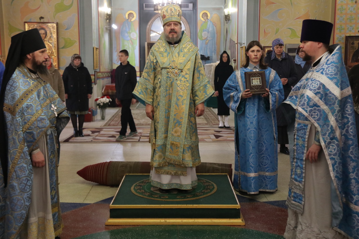 В праздник Похвалы Божией Матери, епископ Находкинский и Преображенский Николай совершил Божественную литургию в Казанском соборе г. Находки.