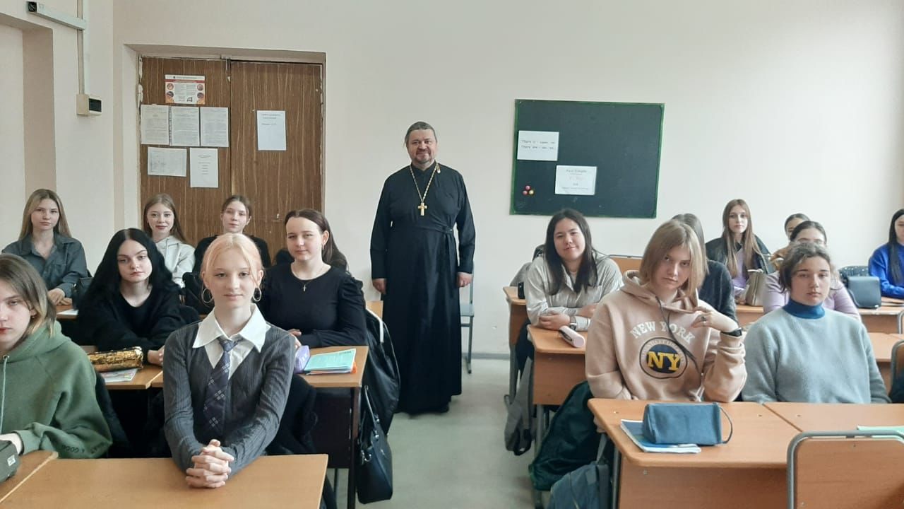 Разговор священника со студентами колледжа.