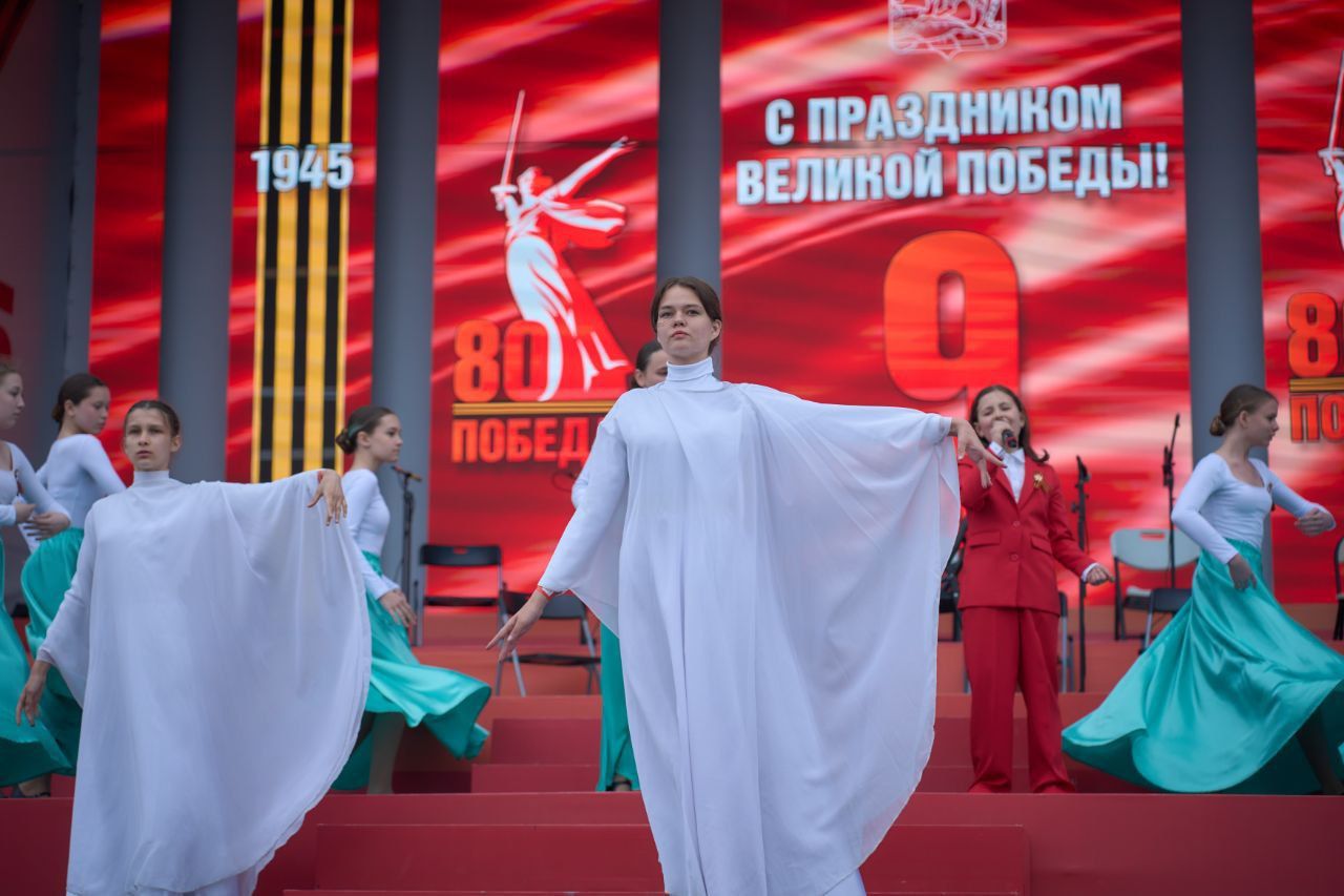 9 мая молодёжь Покровского храма исполнила «Журавлей» на центральной площади Владивостока