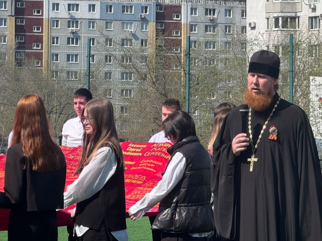Иерей Михаил Тутаев принял участие в детском митинге в честь 80-летия Великой Победы