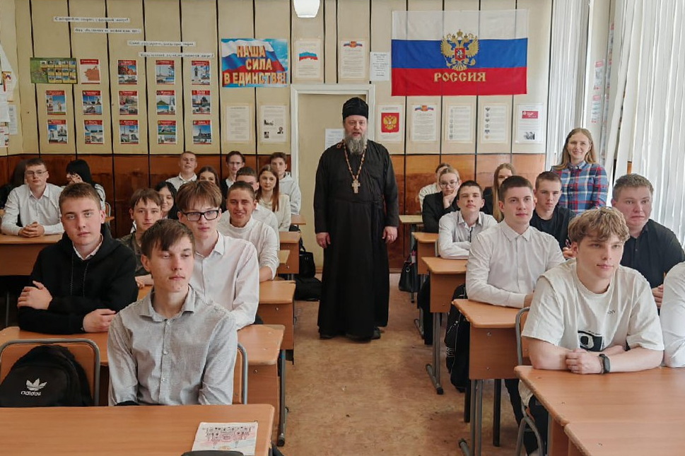 «Семья – остров веры». В Лесозаводске игумен Никита поговорил со студентами колледжа о семье