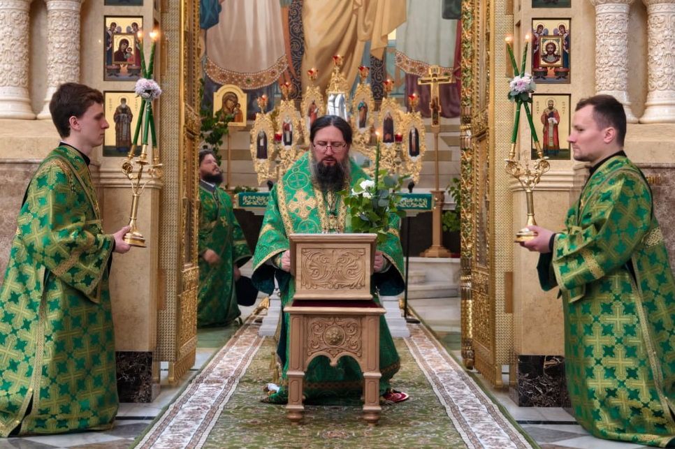 Глава митрополии совершил Литургию праздника Пятидесятницы в Спасо-Преображенском кафедральном соборе