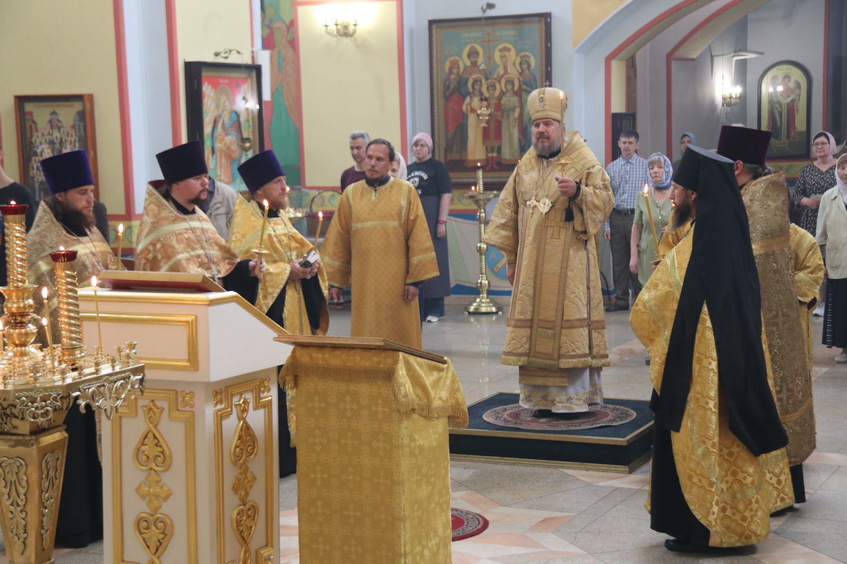 Епископ Николай возглавил всенощное бдение в Казанском соборе.