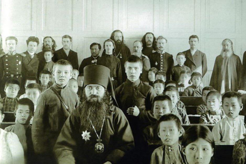 В ИЮНЕ 1903-го "ВЕДОМОСТИ" НЕ ГОНЯТСЯ ЗА НОВОСТЯМИ, А ВСПОМИНАЮТ МАЙ 1902-го: как владыка Евсевий посетил курсы учителей, слушал урок отца Андрея Зимина и отправил курсистов в Шмаковский монастырь