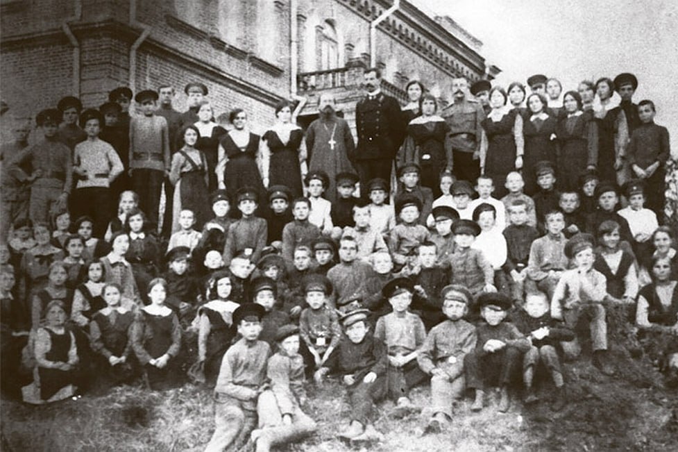 О ЧЁМ ПИШУТ «ВЕДОМОСТИ» В ИЮНЕ 1903-го: Молебен над стадами скота и переходные экзамены в Даниловской школе. Родители гордятся и удивляются, а детей учат быть благодарными и трезвыми.