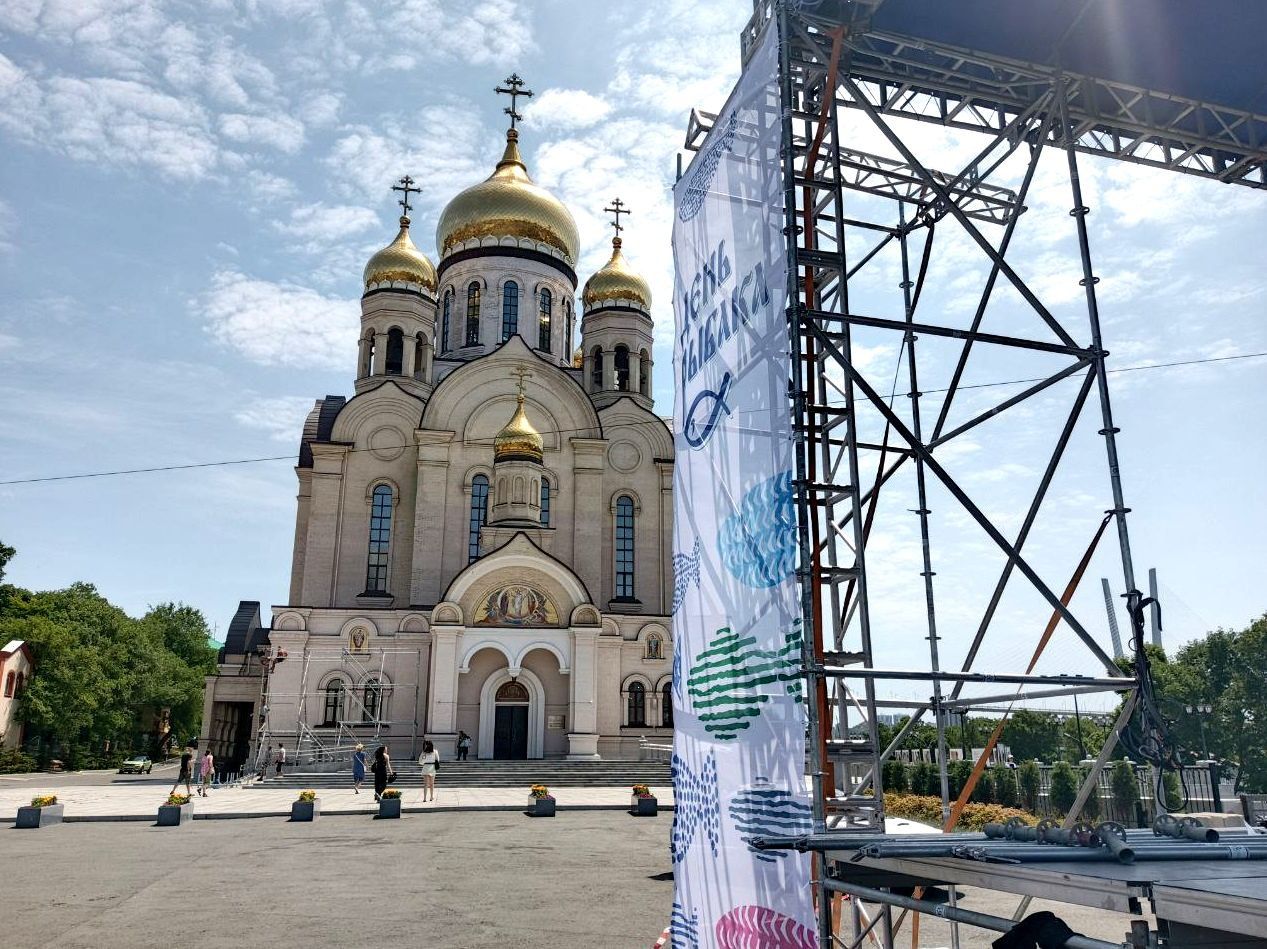 На центральной площади Владивостока готовятся ко Дню рыбака