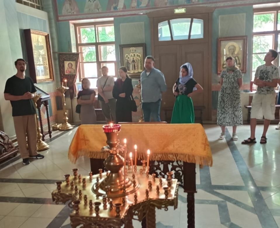 В храме Казанской иконы Божией Матери провели экскурсию для сотрудников компании FESCO