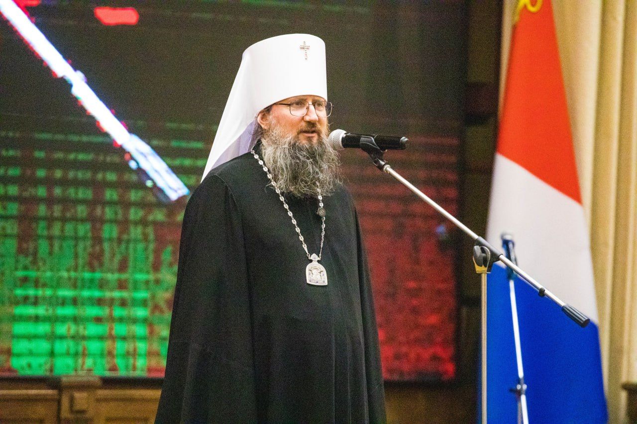 В День семьи, любви и верности глава Приморской митрополии поздравил лучшие семьи региона