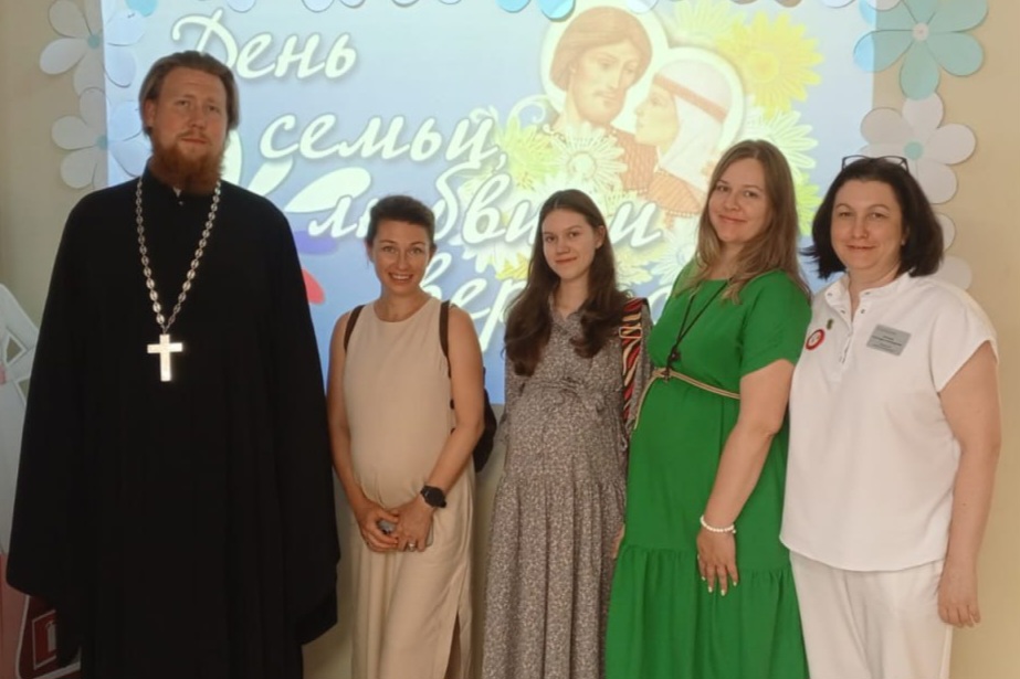 В День семьи, любви и верности иерея Михаила Тутаева пригласили побеседовать с пациентками Перинатального центра