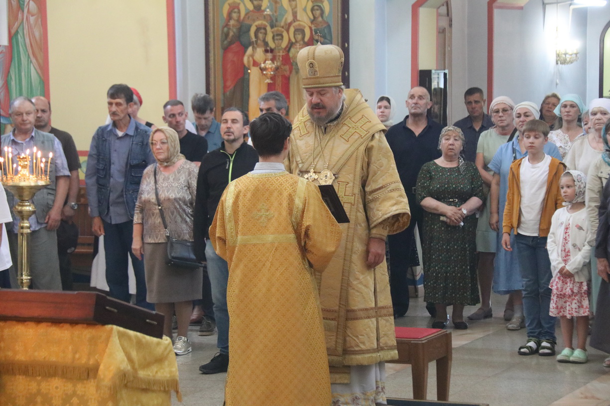 В неделю 4-ю по Пятидесятнице епископ Находкинский и Преображенский Николай совершил Божественную литургию в Казанском Кафедральном соборе г. Находки.