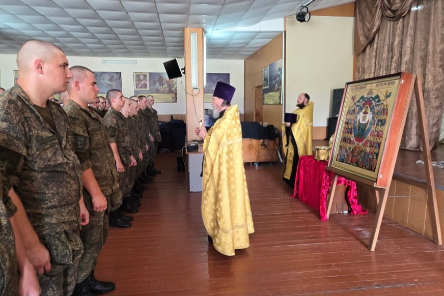 Крестный ход со святынями побывал в «Красных казармах»