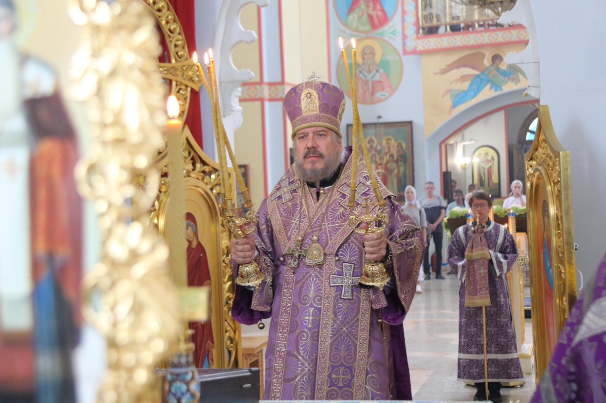 В канун Происхождения Честны?х Древ Животворящего Креста Господня епископ Находкинский и Преображенский Николай совершил вечернее богослужение в Казанском соборе г. Находки