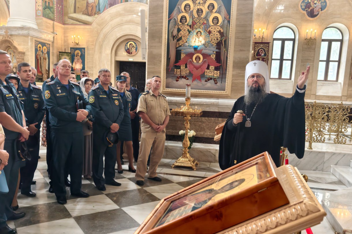 Глава митрополии провёл экскурсию для сотрудников МЧС по Приморскому краю