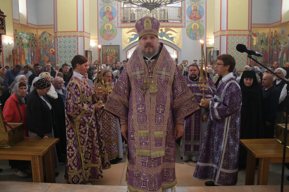  В Неделю 16-ю по Воздвижении, епископ Находкинский и Преображенский Николай совершил Божественную литургию в Казанском Кафедральном соборе г. Находки.