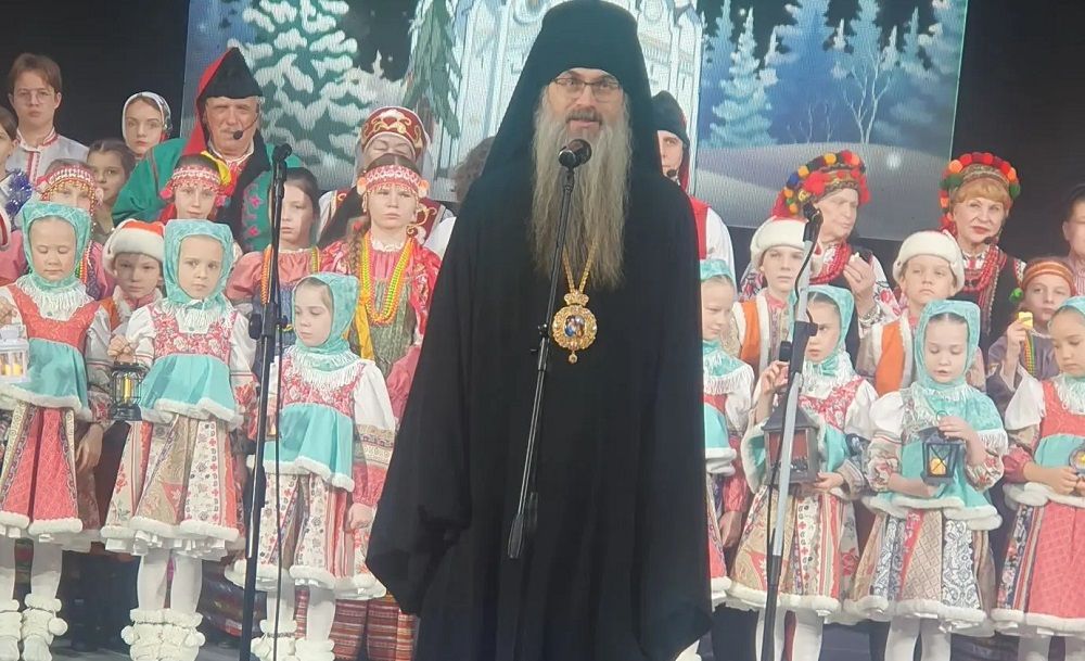 Епископ Уссурийский Иннокентий благословил участников Рождественского фестиваля