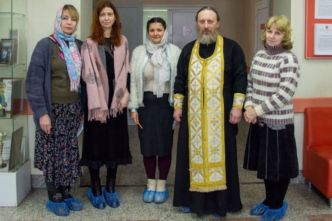 Протоиерей Андрей Метелёв вместе с прихожанами посетил медцентр в праздник Богоявления