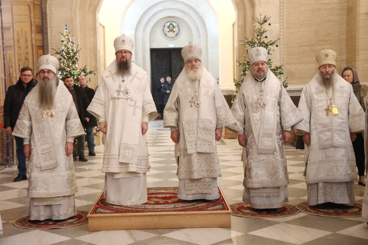 Архипастыри Приморской митрополии совершили Божественную литургию в Спасо-Преображенском соборе.