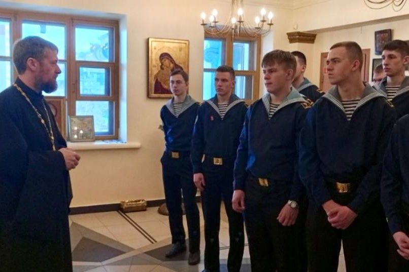 Клирик храма Казанской иконы Божьей Матери провел экскурсию для студентов колледжа МГУ Г.И. Невельского