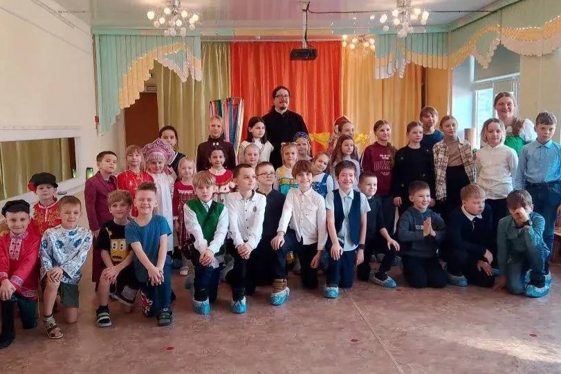 В детском саду №146 прошёл масленичный утренник с участием клирика Покровского храма