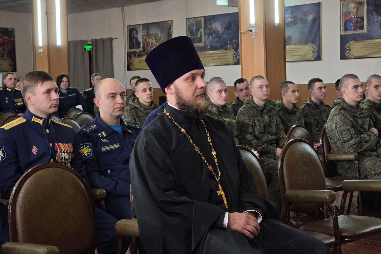 В преддверии Дня защитника Отечества иерей Дионисий Ищенко встретился с военнослужащими