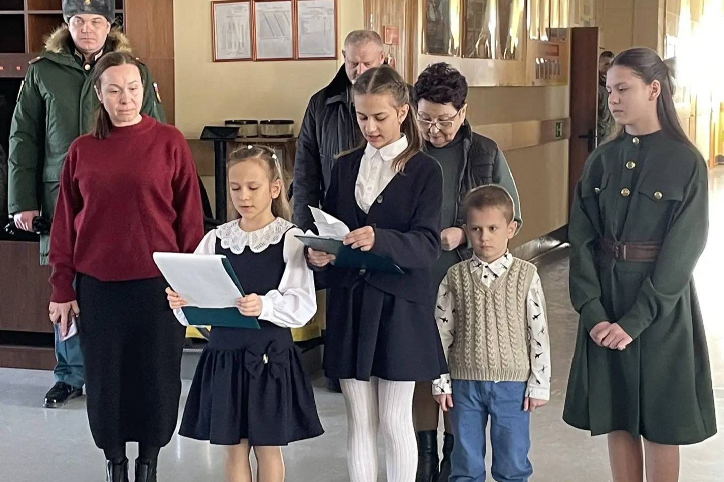 Ученики воскресной школы Казанского храма г. Уссурийска поздравили военнослужащих с 23 февраля