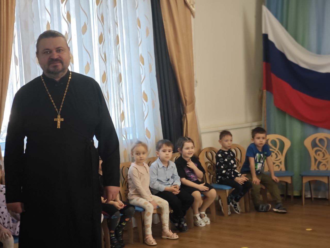 Священник рассказал детям в детском саду о Масленице и Великом посте.