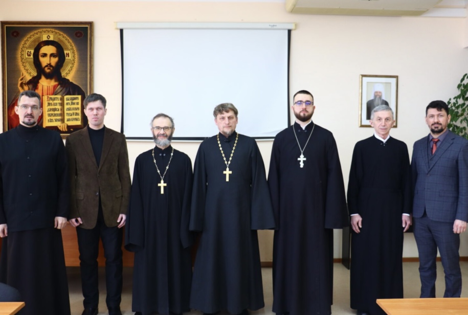 Алтарник храма Рождества Христова г. Находки успешно окончил Хабаровскую духовную семинарию.