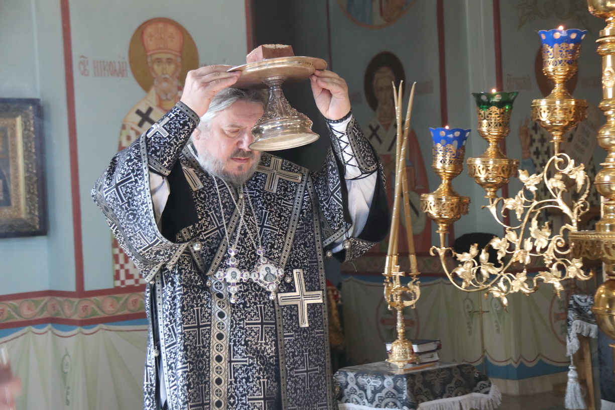 Епископ Николай совершил Литургию Преждеосвященных Даров.