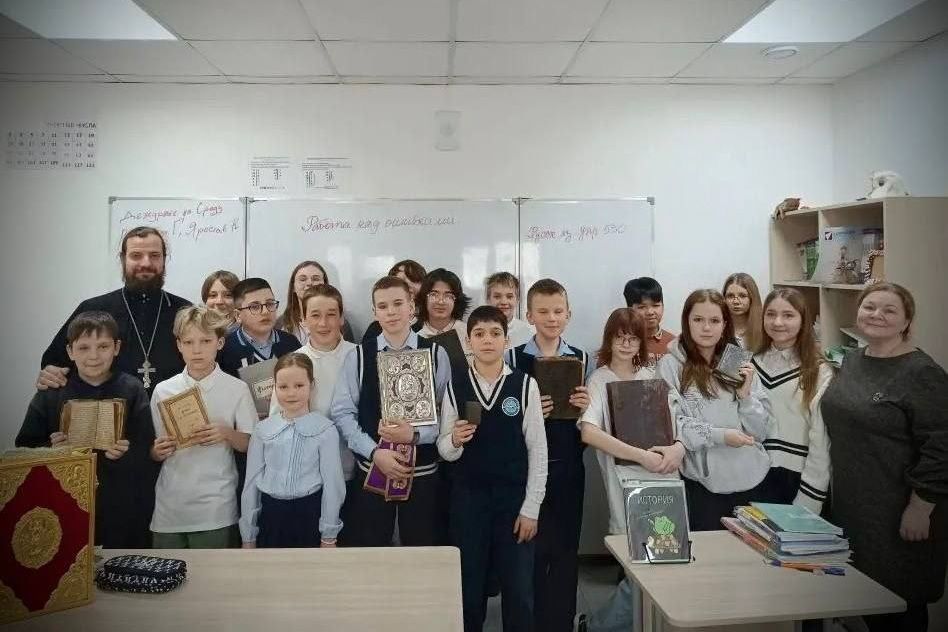 Клирик епархии провел беседу о книгопечатании на Руси для учеников школы «Новое тысячелетие»