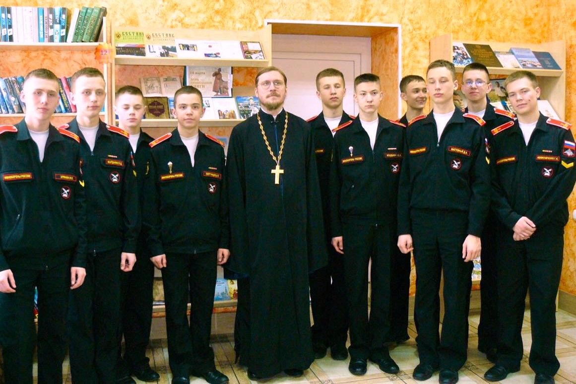 В Уссурийском СВУ открылась выставка православной литературы для воспитанников