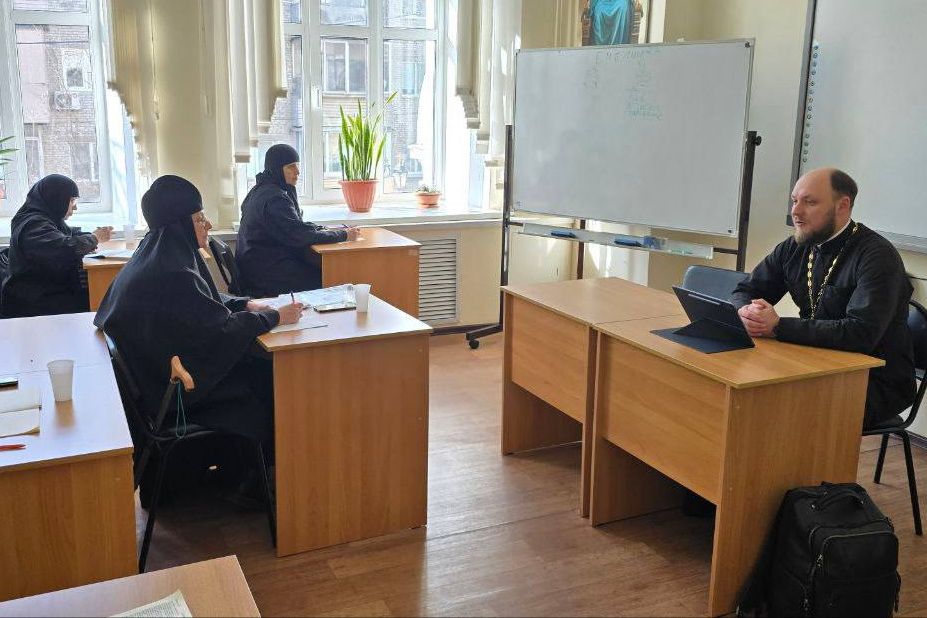 Руководитель миссионерского отдела епархии проводит занятия по Новому Завету для монашествующих 