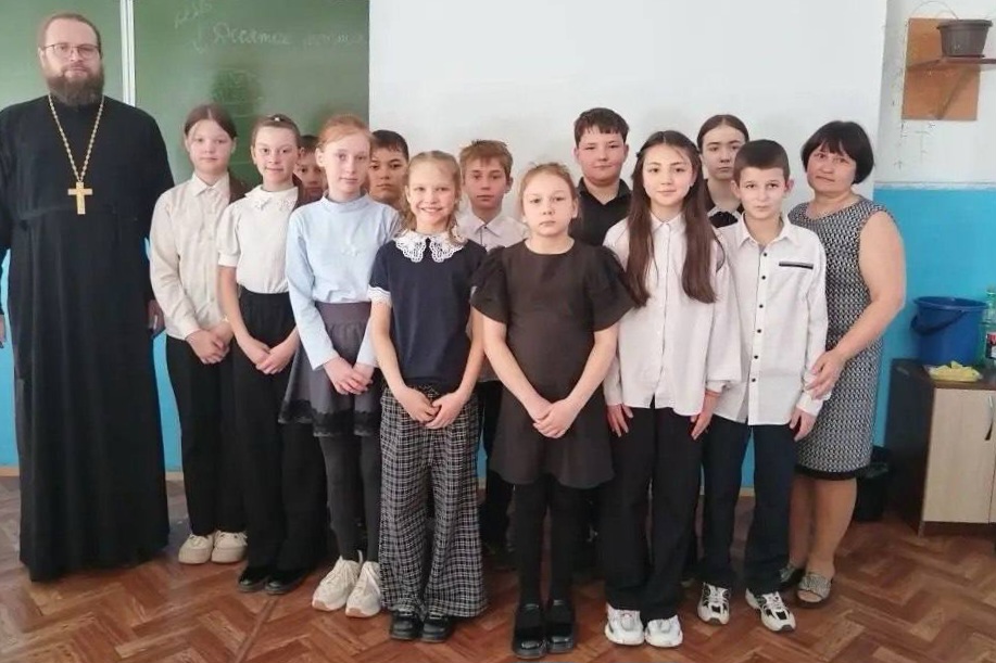 Протоиерей Димитрий Федорин рассказал четвероклассникам о Святом Причастии