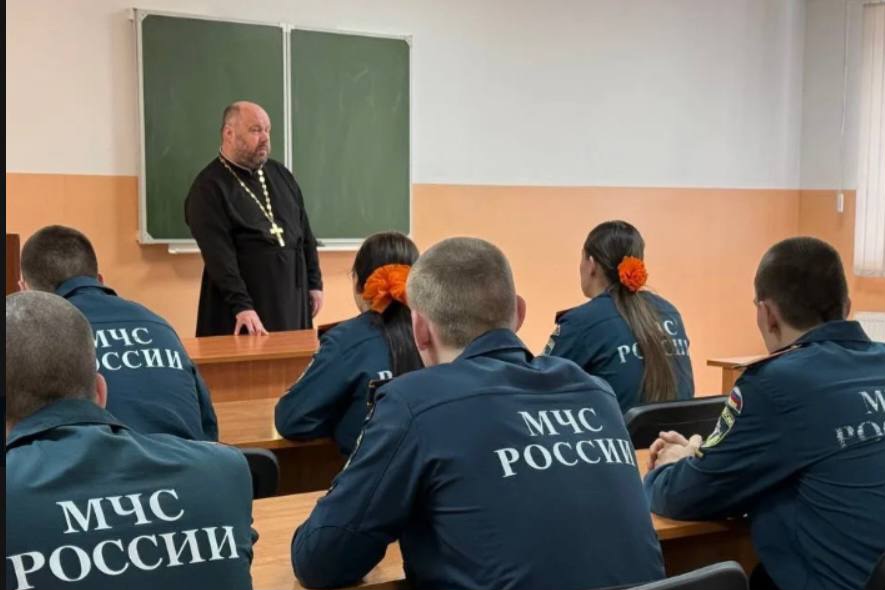 Иерей Димитрий Брызгалов провел урок мужества для студентов Академии МЧС