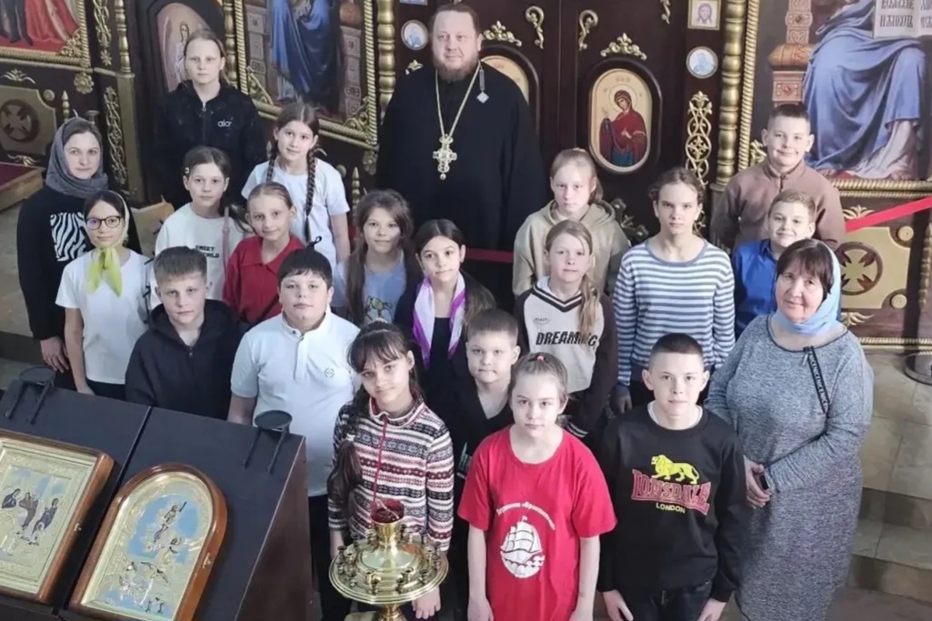 Храм Рождества Пресвятой Богородицы открыл двери для юных гостей из Хорольской школы 