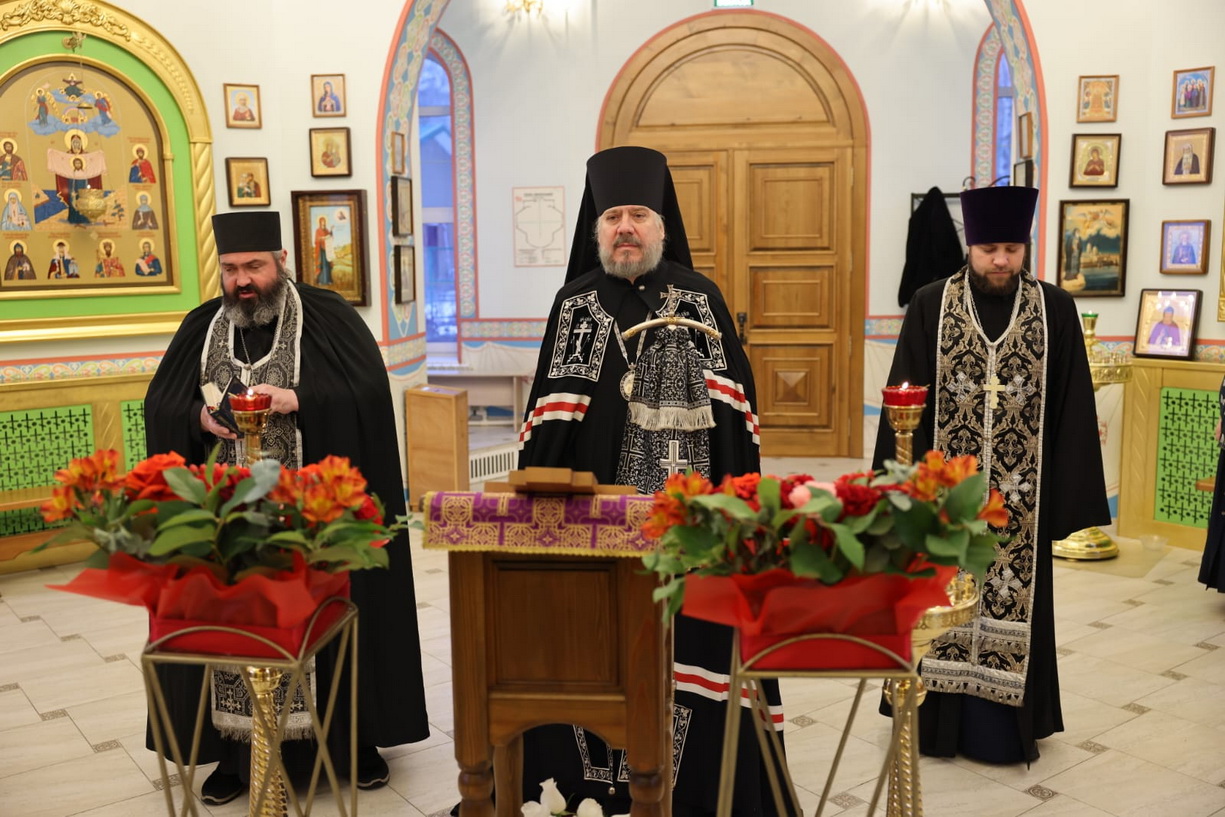 Епископ Николай совершил Литургию Преждеосвященных Даров.