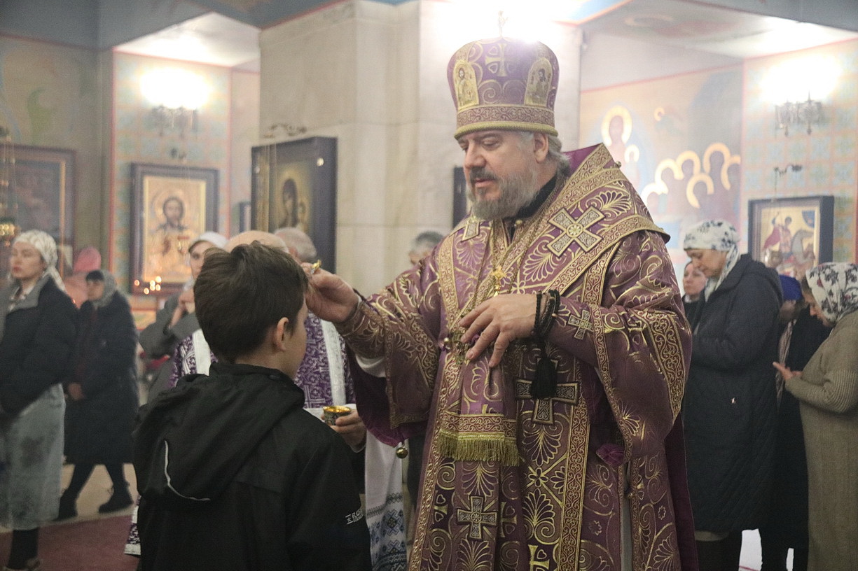 Епископ Находкинский и Преображенский Николай возглавил всенощное бдение в Казанском соборе.