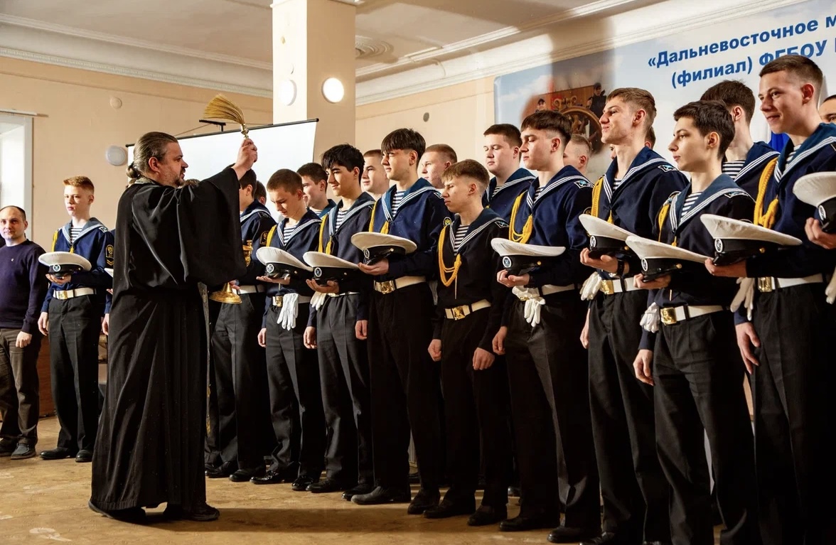Иерей Виталий Шаркеев благословил курсантов в первый рейс на фрегате «Паллада».