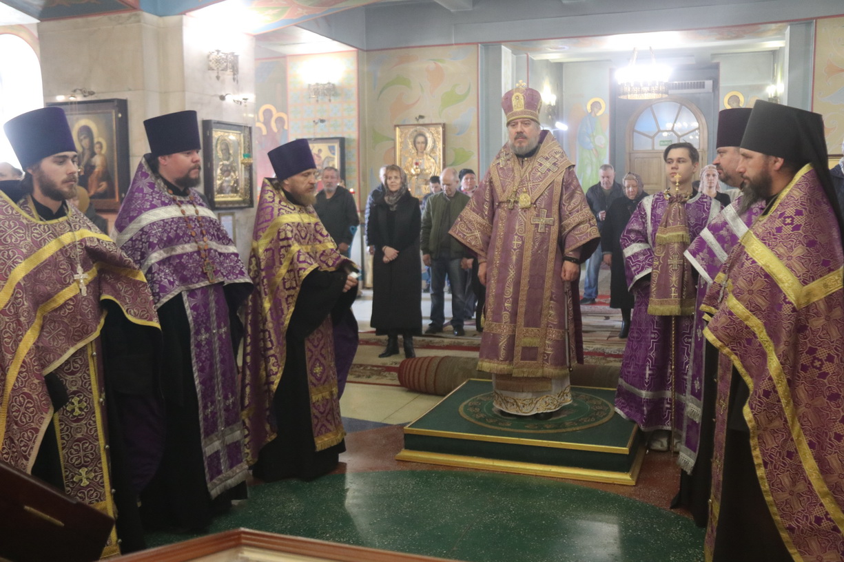 Епископ Находкинский и Преображенский Николай возглавил всенощное бдение в Казанском соборе.