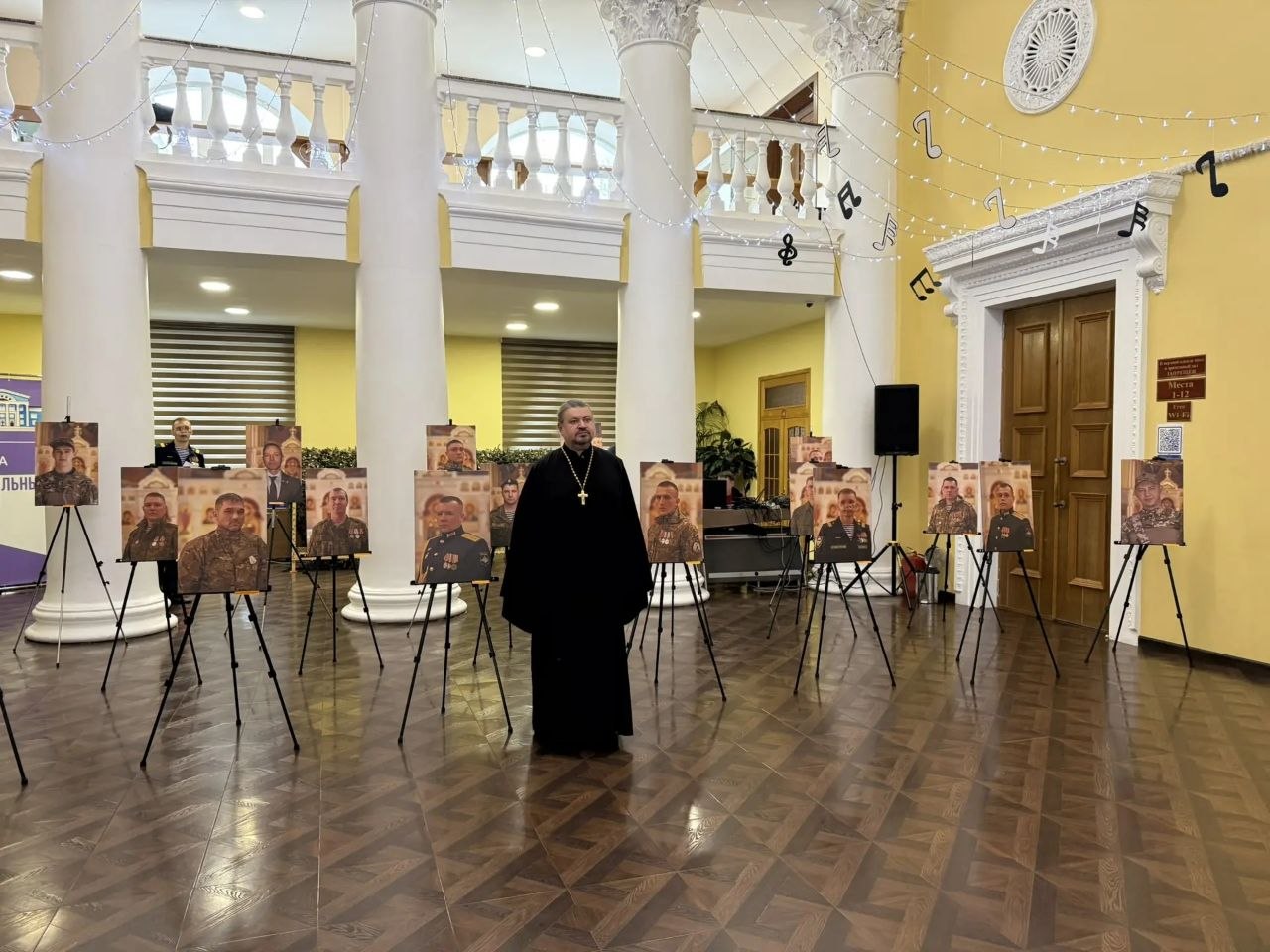 Иерей Виталий Шаркеев посетил выставку портретов героев СВО «Свои. Находка».