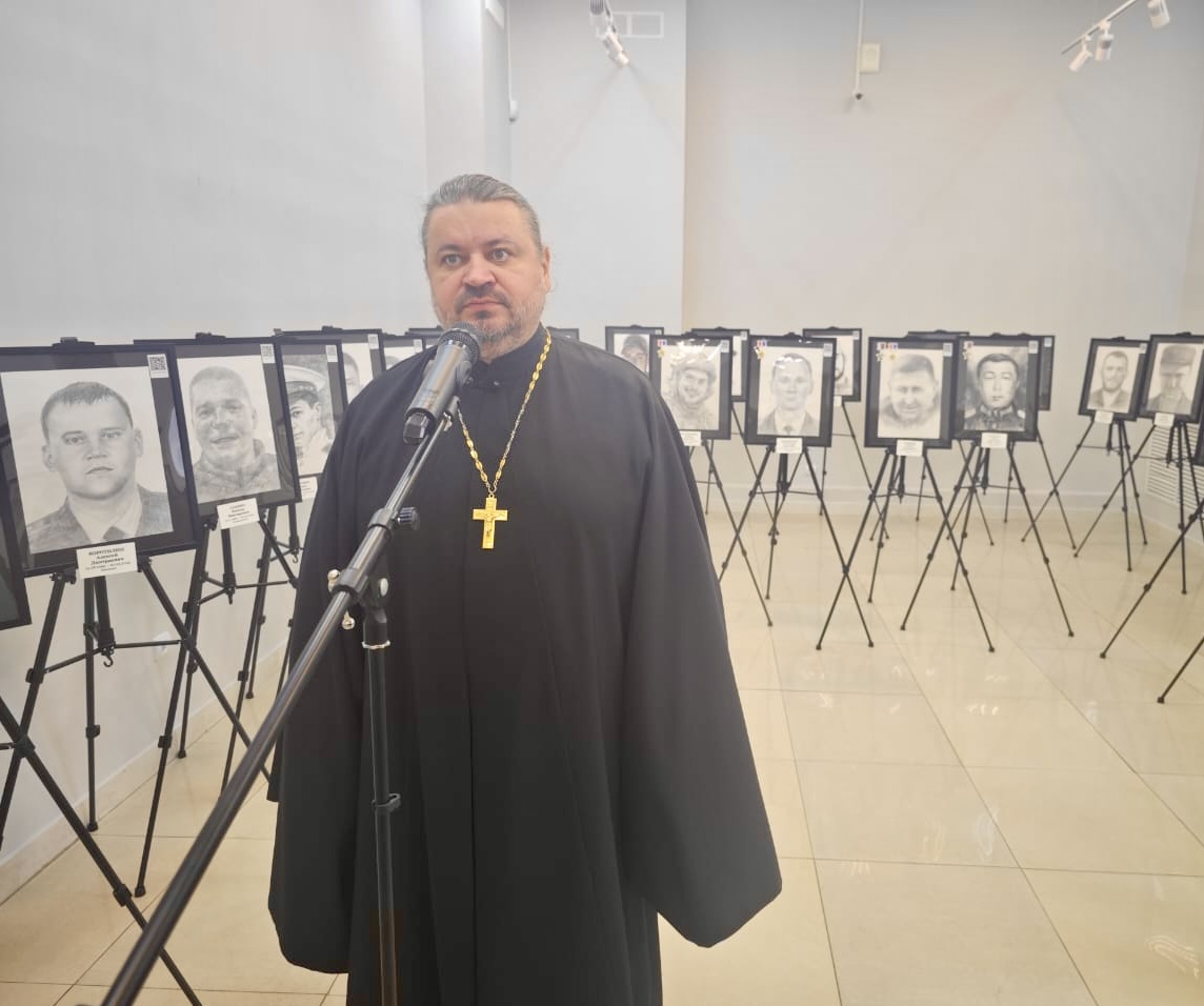 Священник посетил выставку «Портрет Героя».