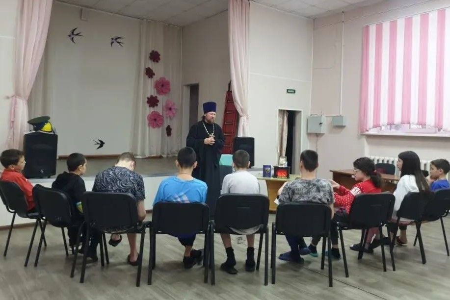 Свет знаний: иерей Владимир Коротких проводит просветительскую работу среди жителей Спасска-Дальнего