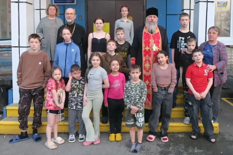 Пасхальная радость для детей: протоиерей Сергий Бирюк посетил социальные учреждения края