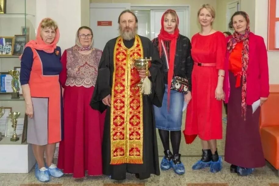 Протоиерей Андрей Метелёв с волонтерами поздравил с Пасхой пациентов Дальневосточного окружного медицинского центра