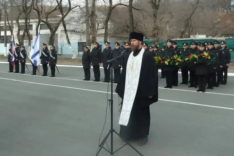 Иерей Даниил Есаков принял участие в митинге, посвященном Дню памяти погибших подводников