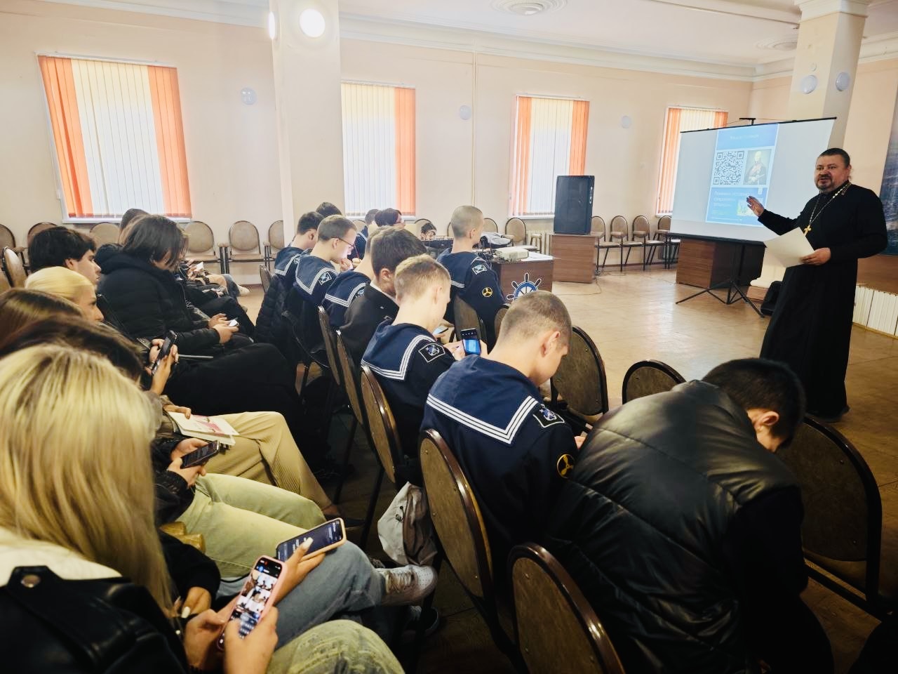 Священник провел лекцию об адмирале Федоре Ушакове в Дальневосточном мореходном училище.