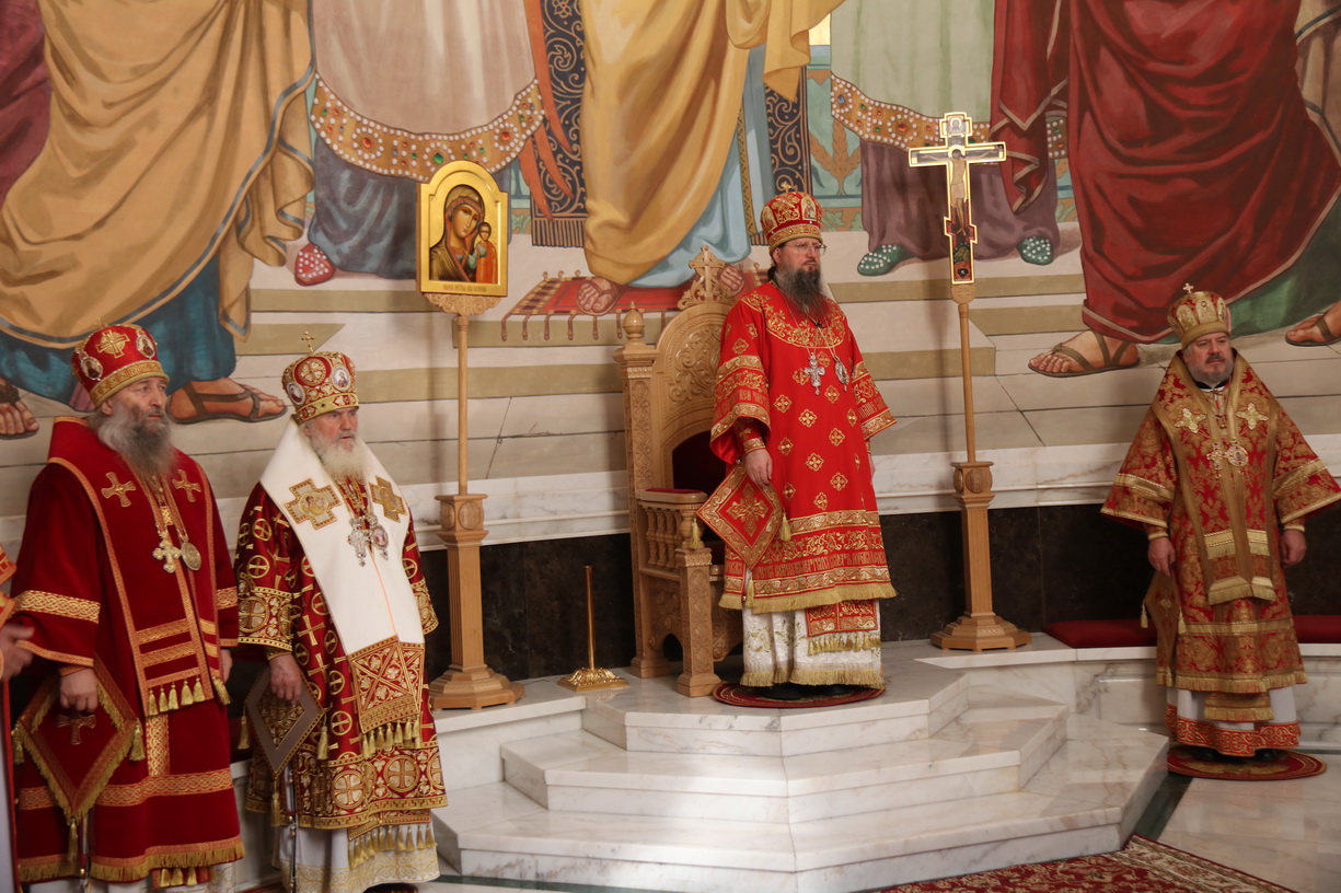 В субботу Светлой седмицы архипастыри Приморской митрополии совершили Литургию в Спасо-Преображенском соборе.