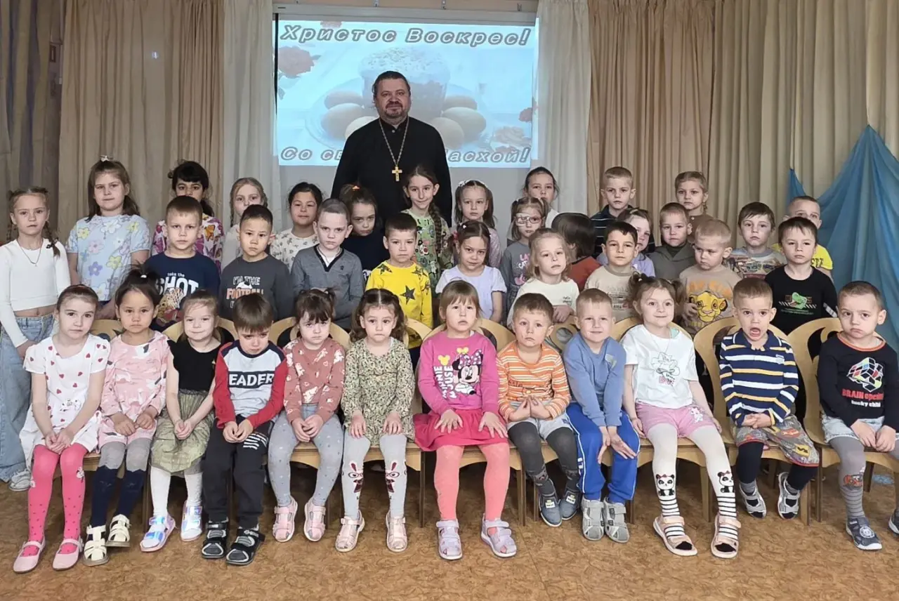 Иерей Виталий Шаркеев рассказал дошкольникам о Пасхе.