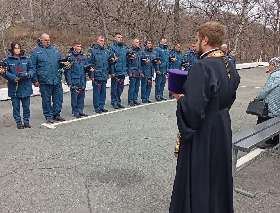 Иерей Иоанн Капитанюк совершил литию о погибших при исполнении служебных обязанностей сотрудниках МЧС.