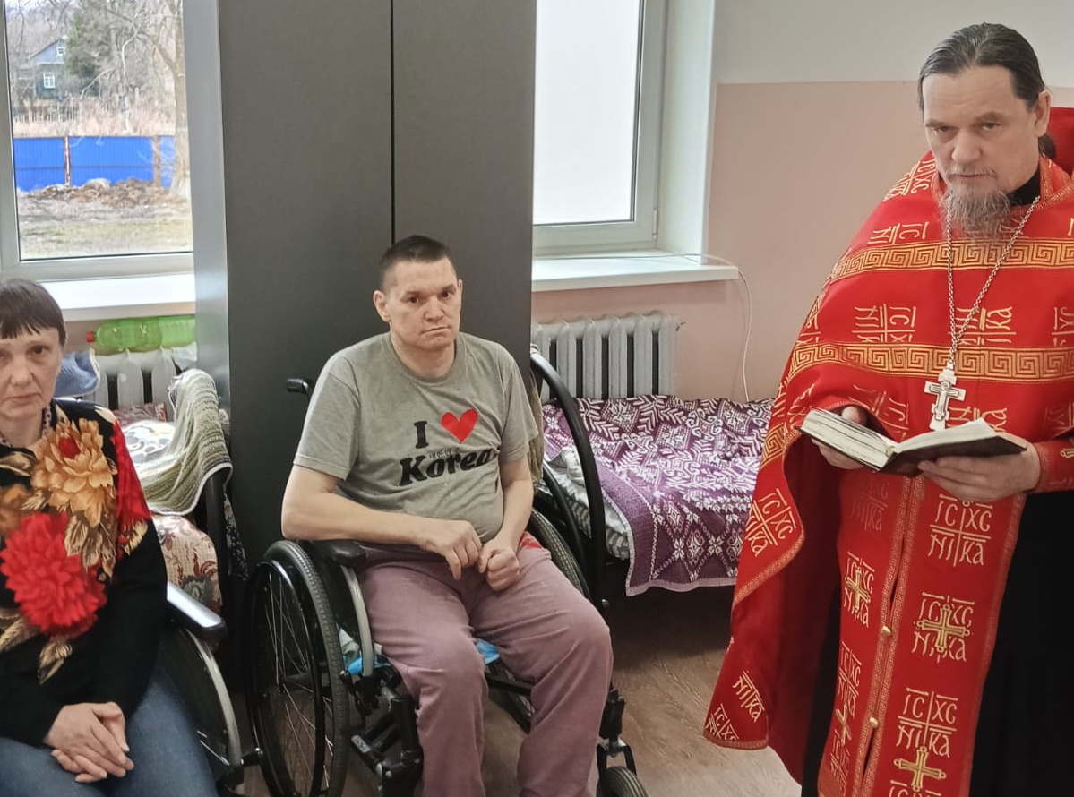 На Светлой неделе иерей Алексий Пикулин посетил Приют для бездомных в селе Романовка.